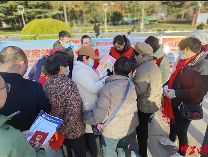 濮阳市总工会宪法日普法 让法律走到职工身边，走进群众心里